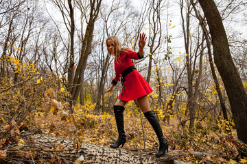 Autumn in the Park, the girl is happy with the good weather.