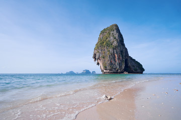 Naklejka premium Beautiful landscape with rocks, cliffs, tropical beach. Krabi, Thailand.