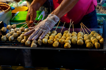 Roast pork fish balls in a hot pan, sauce eaten sweet and sold in the general market      