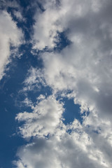 Obraz premium Beautiful white fluffy clouds against blue sky, natural background