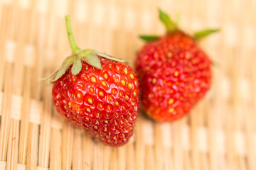 有機家庭菜園　竹ザルに収穫された苺