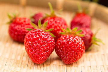 有機家庭菜園　竹ザルに収穫された苺