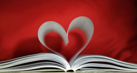 Serce z kart książki na czerwonym tle. - obrazy, fototapety, plakaty