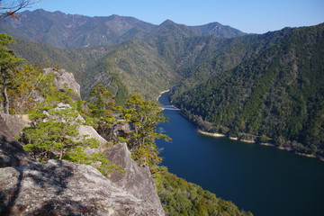 岩と湖の絶景