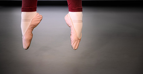 Ballet dancer jumping in midair with pointed feet © DGC