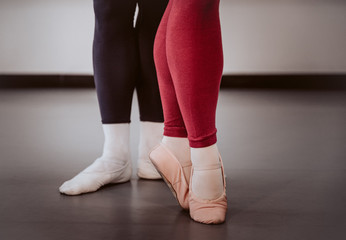 Male and female ballet dancers, standing, first position and quatrieme devant © DGC