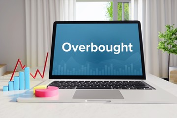 Overbought – Business/Statistik. Laptop im Büro mit Begriff auf dem Monitor. Finanzen/Wirtschaft.