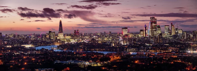 Poster Weites Panorama der London Skyline am Abend mit rotem Himmel und den beleuchteten Wolkenkratzern der Stadt, Vereinigtes Königreich © moofushi