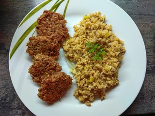 Bulgur wheat with buckwheat patties and parsley