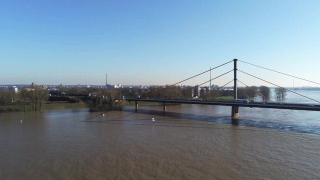 Rheinbruecke A40 Duisburg Neuenkamp bei Hochwasser, Flug zur Fahrbahn