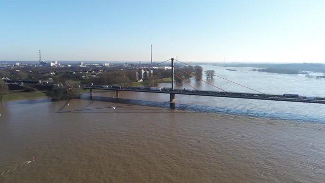 Rheinbruecke A40 Duisburg Neuenkamp bei Hochwasser, Schwenk Weitwinkel entlang Br&uuml;cke