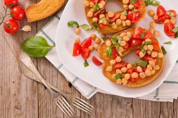 Friselle with tomatoes and chickpeas.