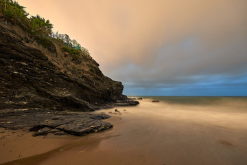 Luna llena en la playa sobre las nubes