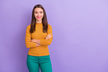 Obraz premium Portrait of her she nice-looking attractive winsome content pretty cute lovely cheerful cheery girl folded arms isolated over violet purple lilac pastel color background