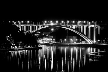 Fototapeta na wymiar bridge in Oporto