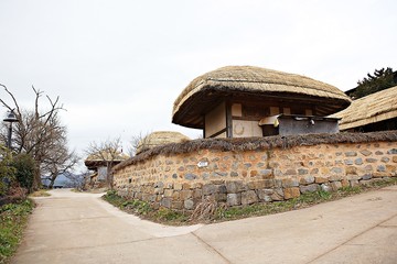 Fototapeta na wymiar 대한민국포항시에있는양동마을입니다옛모습을살리기위해초가집을옛그대로유지하고있는마을입니다