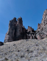 Fototapeta premium The amazing badlands and palisades of the John Day Fossil Beds clarno unit and rock formations in a semi desert landscape in Oregon State