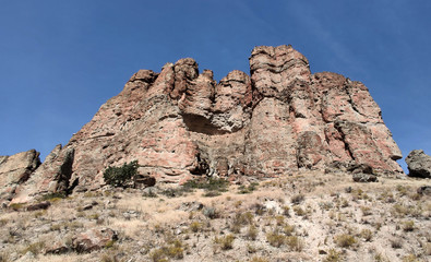 Fototapeta premium The amazing badlands and palisades of the John Day Fossil Beds clarno unit and rock formations in a semi desert landscape in Oregon State