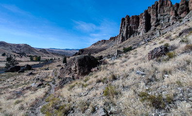 Fototapeta na wymiar The amazing badlands and palisades of the John Day Fossil Beds clarno unit and rock formations in a semi desert landscape in Oregon State