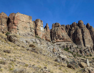 Fototapeta premium The amazing badlands and palisades of the John Day Fossil Beds clarno unit and rock formations in a semi desert landscape in Oregon State