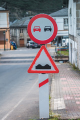 dos se&ntilde;ales de tr&aacute;fico rojas una circular y un tri&aacute;ngulo