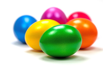 Bunte Ostereier vor weißem Hintergrund
