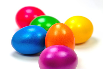 Bunte Ostereier vor weißem Hintergrund