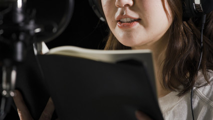 アフレコをする若い女性	