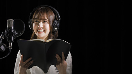 アフレコをする若い女性	