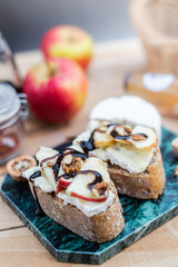 Bruschetta z serem, orzechami włoskimi i sosem balsamicznym