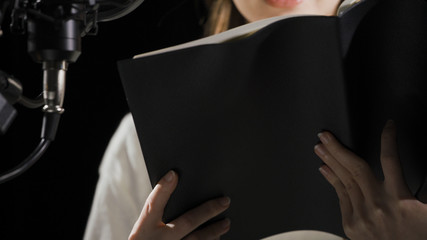 アフレコをする若い女性	