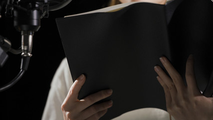 アフレコをする若い女性	