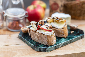 Bruschetta z serem, orzechami włoskimi i sosem balsamicznym © Magdalena