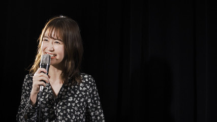 歌を歌う若い女性