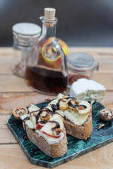 Bruschetta z serem, orzechami włoskimi i sosem balsamicznym