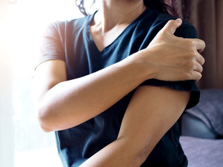 Asian women shoulder and arm pain Acute muscle pain with body aches.
