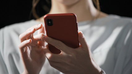 スマートフォンを操作している女性	