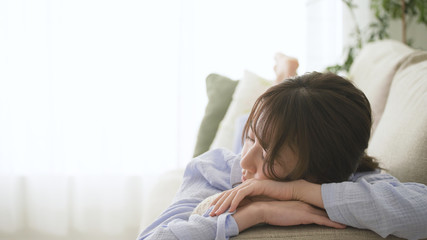 ソファーで眠る女性