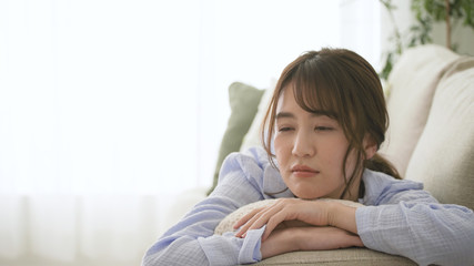 Naklejka premium ソファーで眠る女性