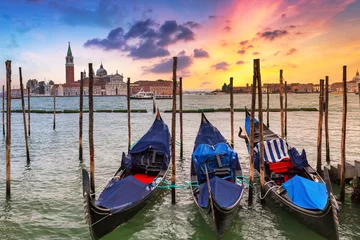 Foto auf Acrylglas Themen Venezianische Gondeln am Hafen und auf der Insel San Giorgio Maggiore bei Sonnenuntergang, Venedig. Italien