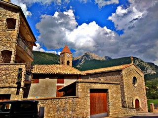 pueblo de piedra bajo las nubes blancas