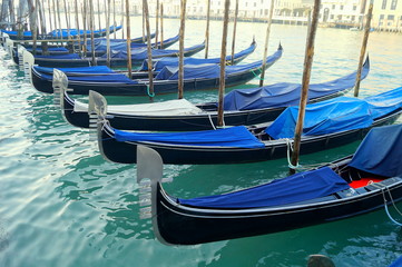 Fototapeta na wymiar Aufgereihte Gondeln warten auf Venedigs Touristen