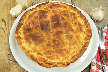 tourte sur une table en bois