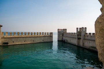 Fototapeta premium Castillo llamado Rocca Scagliera en el Lago di Garda Sirmione, región de Lombardía, norte de Italia.