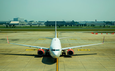 The aircraft Is going to park in the airport parking