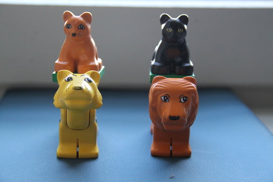 Tiger and lion plastic toys
