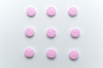 Obraz na płótnie Canvas Prescription drugs,medicine of tablets or pills with pink color. On white background.