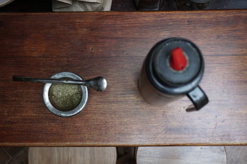 Termo y mate dentro del hogar © compauy