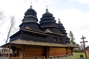 Obraz premium Old rural wooden church. Background for religion. Background for the construction of natural materials.