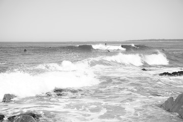 Surfers en las olas en blanco y negro
